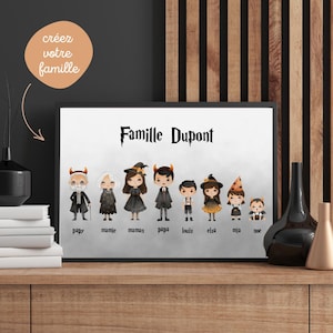 Peut inclure: Portrait de famille encadré avec des personnages de dessins animés costumés pour Halloween. Le nom de famille "Famille Dupont" est affiché au-dessus des personnages. L'image est posée sur une surface en bois avec des vases décoratifs.