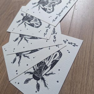 Cartão postal impresso em linóleo, estou me tornando eu mesmo