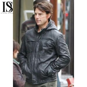 May include: A black leather jacket with a hood and pockets. The jacket has a zipper closure and a classic design. The image also shows the logo of the Dystra Store in the upper left corner.