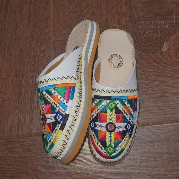 Chaussons berbères traditionnels faits main en cuir blanc