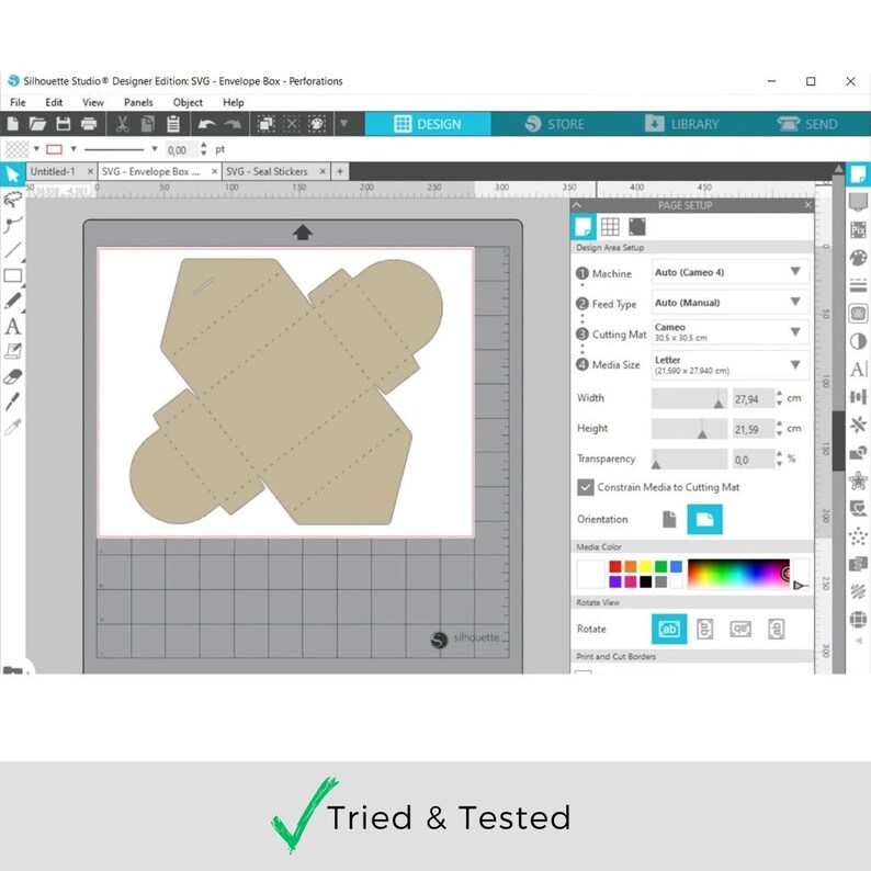 Puede incluir: Una captura de pantalla de una pantalla de ordenador que muestra un programa de dise&ntilde;o con una plantilla de caja de sobre marr&oacute;n. El dise&ntilde;o est&aacute; sobre un fondo blanco con una cuadr&iacute;cula gris. El programa tiene un men&uacute; de configuraci&oacute;n de p&aacute;gina con opciones para la m&aacute;quina, el tipo de alimentaci&oacute;n, la alfombrilla de corte, el tama&ntilde;o del medio, el ancho, la altura, la transparencia, la restricci&oacute;n del medio a la alfombrilla de corte, la orientaci&oacute;n, el color del medio, la vista de rotaci&oacute;n, la rotaci&oacute;n, el recorte y el corte de los bordes.