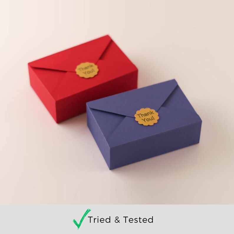 Puede incluir: Dos peque&ntilde;as cajas de regalo, una roja y otra azul, con una pegatina de "&iexcl;Gracias!" en cada una.