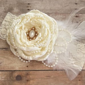 Diadema grande de tela color crema con flores, diadema de rosas extravagante, perlas, plumas, encaje de piedras preciosas, color marfil chamuscado, atuendo para bautizo de concurso de belleza imagen 2