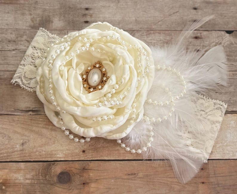 Diadema grande de tela color crema con flores, diadema de rosas extravagante, perlas, plumas, encaje de piedras preciosas, color marfil chamuscado, atuendo para bautizo de concurso de belleza imagen 2