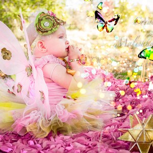 Puede incluir: Una ni&ntilde;a peque&ntilde;a con un tut&uacute; rosa y amarillo con alas de mariposa y una diadema de flores. Est&aacute; sentada sobre un fondo de p&eacute;talos de flores rosas con una estrella dorada en primer plano. La imagen tiene el texto "Created by Malashaka Boutique" en la esquina superior derecha.