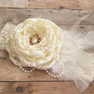 Diadema grande de tela color crema con flores, diadema de rosas extravagante, perlas, plumas, encaje de piedras preciosas, color marfil chamuscado, atuendo para bautizo de concurso de belleza imagen 3