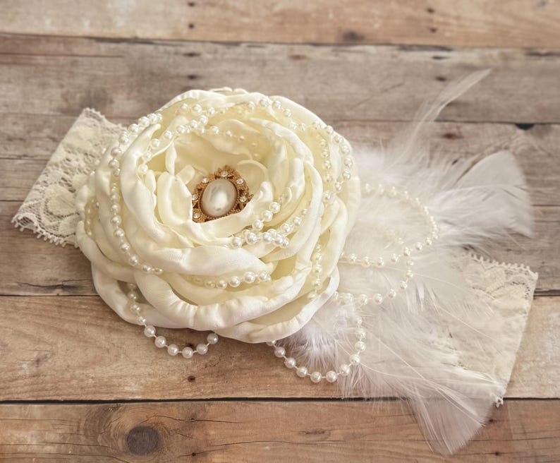 Diadema grande de tela color crema con flores, diadema de rosas extravagante, perlas, plumas, encaje de piedras preciosas, color marfil chamuscado, atuendo para bautizo de concurso de belleza imagen 3