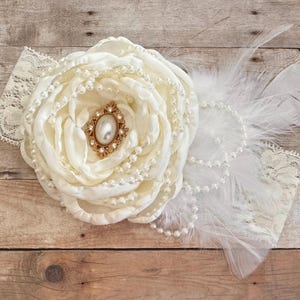Diadema grande de tela color crema con flores, diadema de rosas extravagante, perlas, plumas, encaje de piedras preciosas, color marfil chamuscado, atuendo para bautizo de concurso de belleza imagen 4