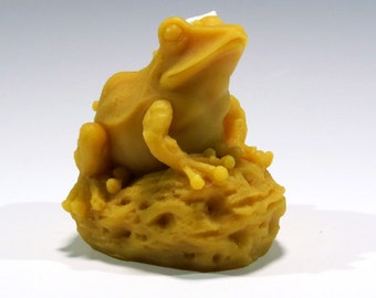 Beeswax Bull Frog Candle: Honey Scented Woodland Decoration
