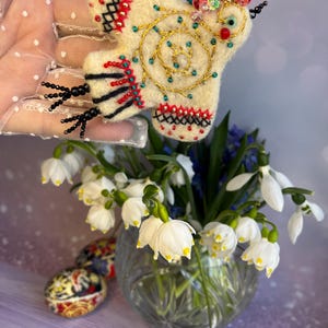 hand-felted wool brooch, jewelry, gift for a woman, wool, embroidery, beads