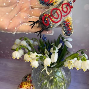 hand-felted wool brooch, jewelry, gift for a woman, wool, embroidery, beads