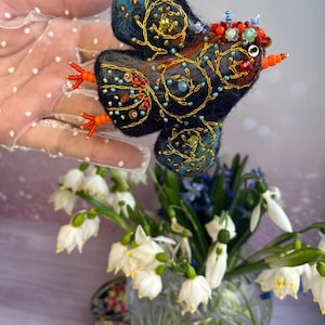 hand-felted wool brooch, jewelry, gift for a woman, wool, embroidery, beads