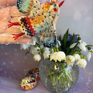 hand-felted wool brooch, jewelry, gift for a woman, wool, embroidery, beads