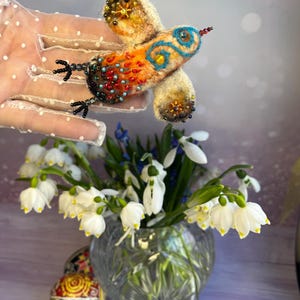 hand-felted wool brooch, jewelry, gift for a woman, wool, embroidery, beads