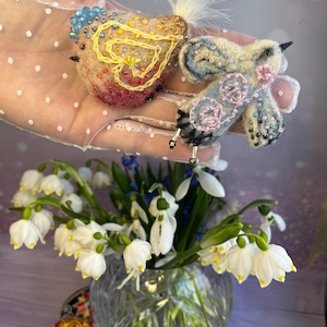 A couple ,hand-felted wool brooch, jewelry, gift for a woman, wool, embroidery, beads