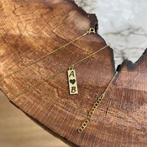 Personalisierte 925er Silber-Anfangshalskette - Option 14K vergoldet, Herz-Detail, minimalistisches Rechteck-Geschenk