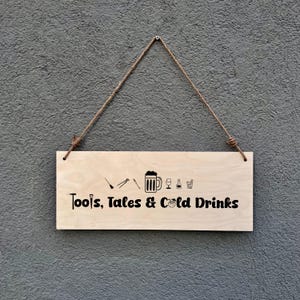 Enseigne de bar de garage : outils, histoires et boissons fraîches - Décoration rustique des cavernes