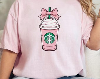Camiseta Starbies Iced Coffee Comfort Colors, lazo rosa, camiseta para amantes del café