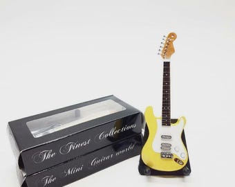 Miniature S-Style Electric Guitar Cream 1:12 Scale