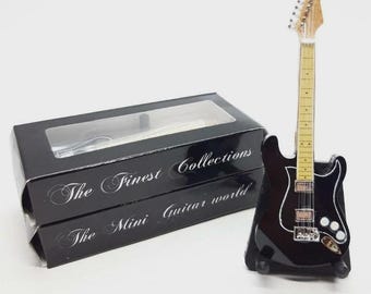 Guitarra eléctrica miniatura estilo S negra a escala 1:12