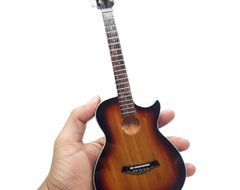 Guitarra acústica en miniatura, hecha a mano en madera de caoba, accesorio para fotografía de recién nacidos, coleccionable con soporte.
