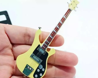 Bajo miniatura color crema estilo indie a escala 1/12