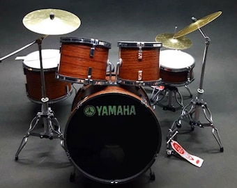 Tambor miniatura de madera marrón