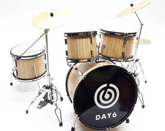 Miniatura de banda de K-Pop D6 Instruments: Batería y guitarra n.° 4