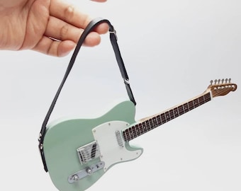Guitarra eléctrica miniatura estilo T Tosca a escala 1:4. Guitarra de madera de caoba con correa. Instrumento de exhibición artesanal para coleccionistas y dioramas.