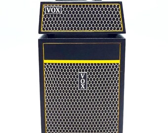 Amplificador de guitarra en miniatura de dos niveles, hecho a mano a escala 1:12, ideal para exhibiciones musicales o como pieza decorativa de colección.