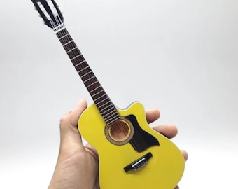 Chitarra acustica in miniatura – Legno di mogano naturale – Oggetto da collezione fatto a mano con supporto – Regalo o decorazione per la stanza