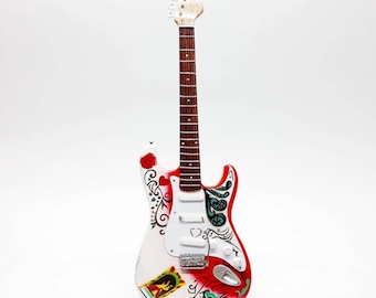 Guitarra eléctrica vintage en miniatura: estilo rock clásico