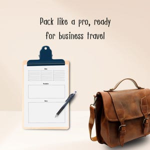 Op de afbeelding: Een houten clipboard met een donkerblauwe clip, een pen en een bruine leren tas. De clipboard heeft een gelijnd papier met secties voor Bestelling, Herinneringen en Notities. De tekst luidt "Pack like a pro, ready for business travel."