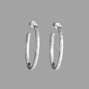 1.25" Handmade Argentium Sterling Silver Hoop Earrings: Hammer Textured Thick Hoops with Post Back Bild 5