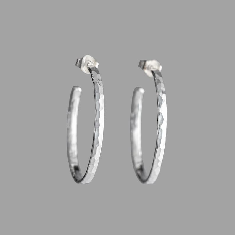 1.25" Handmade Argentium Sterling Silver Hoop Earrings: Hammer Textured Thick Hoops with Post Back Bild 5