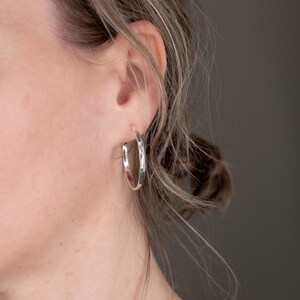 1.25" Handmade Argentium Sterling Silver Hoop Earrings: Hammer Textured Thick Hoops with Post Back Bild 2