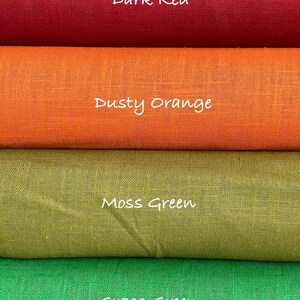 K&ouml;nnte beinhalten: Vier gestapelte Stoffrollen mit einer sichtbaren Webstruktur. Die oberste Rolle ist mit Dark Red beschriftet, die zweite mit Dusty Orange, die dritte mit Moss Green und die untere Rolle mit Grass Green. Jede Farbe ist durch Text gekennzeichnet.