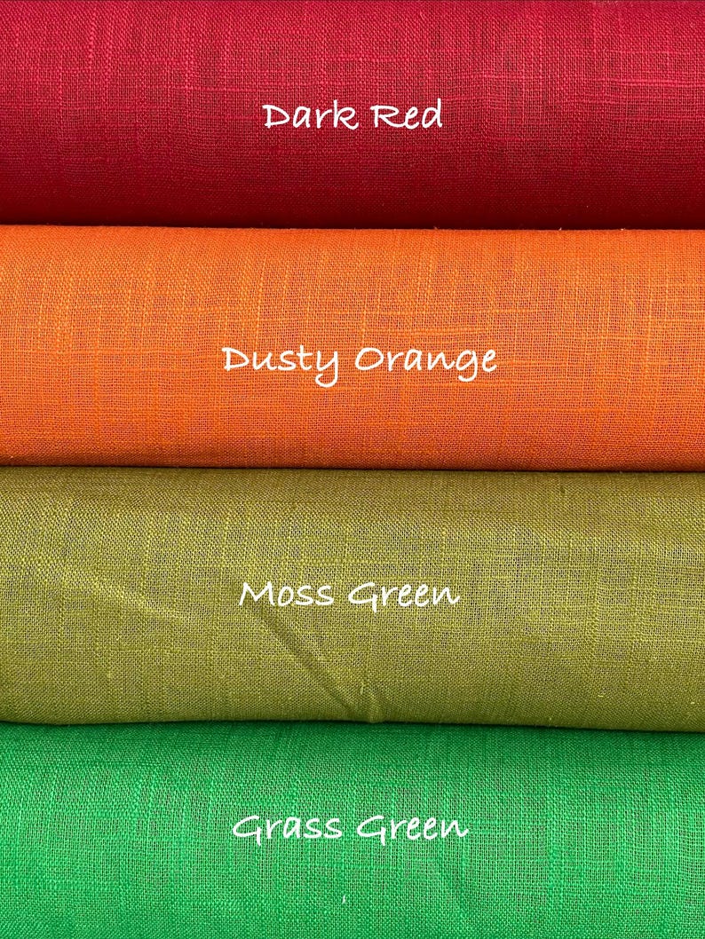 K&ouml;nnte beinhalten: Vier gestapelte Stoffrollen mit einer sichtbaren Webstruktur. Die oberste Rolle ist mit Dark Red beschriftet, die zweite mit Dusty Orange, die dritte mit Moss Green und die untere Rolle mit Grass Green. Jede Farbe ist durch Text gekennzeichnet.