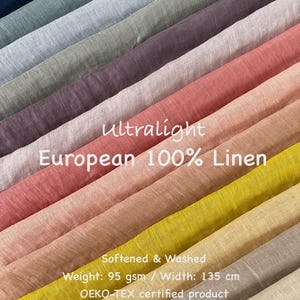 Op de afbeelding: Een display van ultralicht Europees 100% linnen stof in diverse kleuren, waaronder tinten blauw, groen, roze en geel. De stof is verzacht en gewassen, met een breedte van 135 cm. De tekst op de afbeelding luidt "Ultralight European 100% Linen."