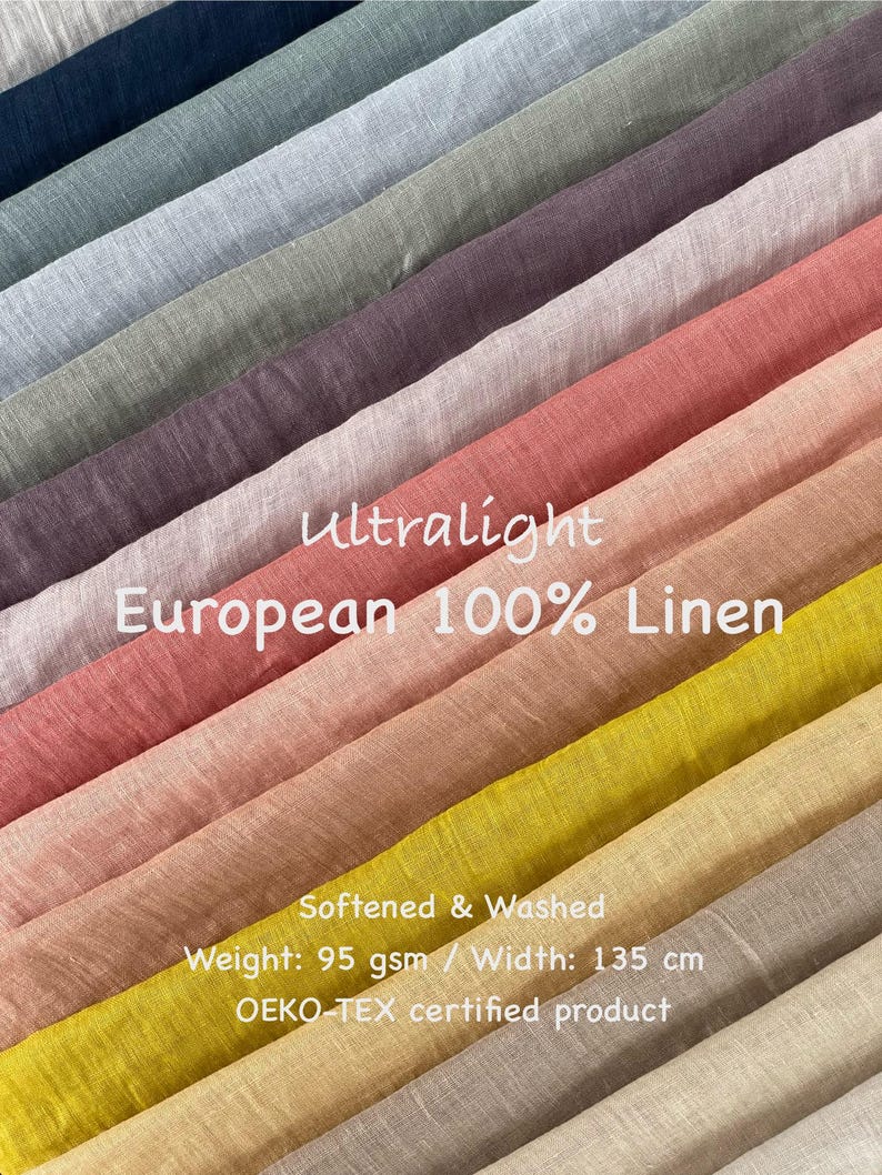 Op de afbeelding: Een display van ultralicht Europees 100% linnen stof in diverse kleuren, waaronder tinten blauw, groen, roze en geel. De stof is verzacht en gewassen, met een breedte van 135 cm. De tekst op de afbeelding luidt "Ultralight European 100% Linen."