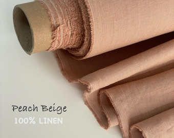 Op de afbeelding: Een rol perzikbeige stof met een zichtbare geweven textuur en gerafelde randen. De stof is om een kartonnen koker gewikkeld. De tekst op de afbeelding luidt: Peach Beige 100% LINEN. Het materiaal heeft een zachte, matte afwerking.