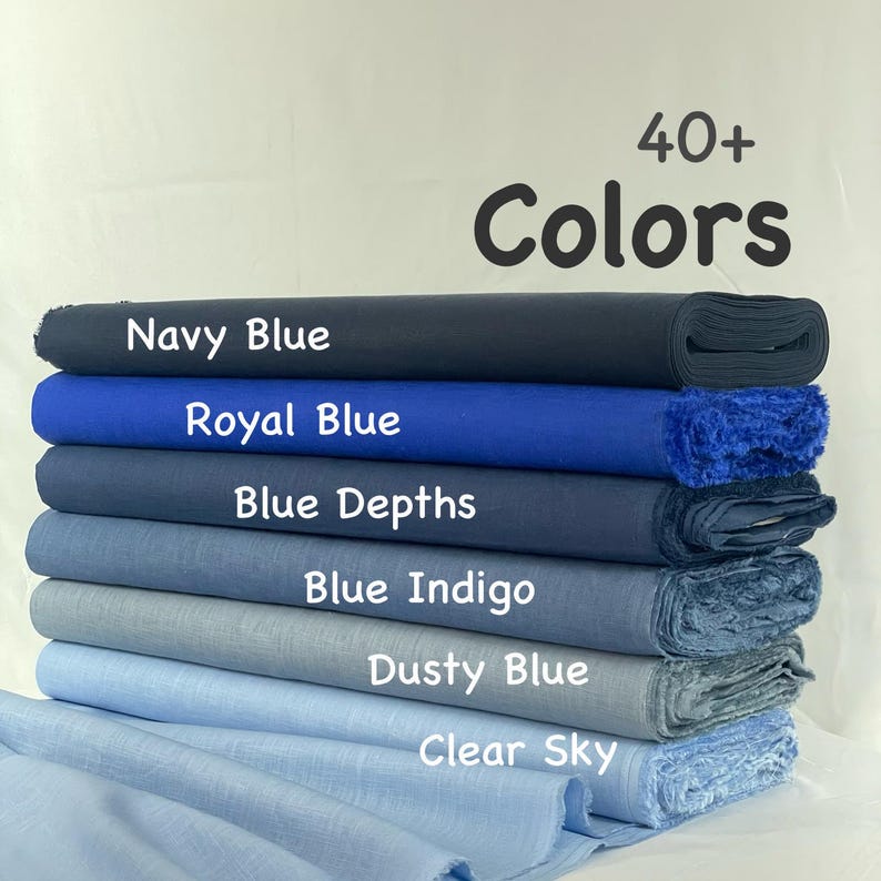 K&ouml;nnte beinhalten: Ein Stapel aus sechs gefalteten Stoffballen in verschiedenen Blaut&ouml;nen, beschriftet mit dem Text 40+ Colors, Navy Blue, Royal Blue, Blue Depths, Blue Indigo, Dusty Blue und Clear Sky, die einen Farbverlauf von Dunkel- zu Hellblau zeigen.