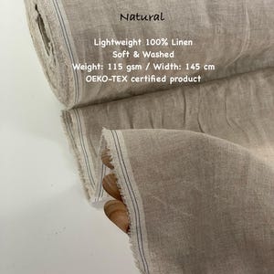 Puede incluir: Un rollo de tela de lino de color natural. El texto en la tela dice "Natural", "Lightweight 100% Linen", "Soft & Washed", "Weight: 115 gsm / Width: 145 cm" y "OEKO-TEX certified product". La tela tiene un borde a rayas.