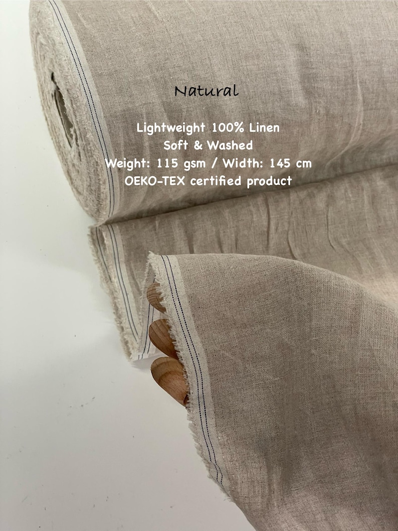 Puede incluir: Un rollo de tela de lino de color natural. El texto en la tela dice "Natural", "Lightweight 100% Linen", "Soft & Washed", "Weight: 115 gsm / Width: 145 cm" y "OEKO-TEX certified product". La tela tiene un borde a rayas.