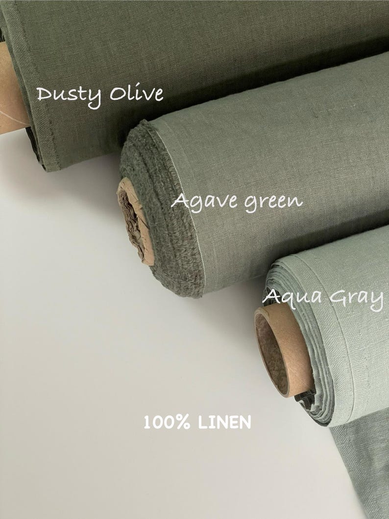 Może przedstawiać: Trzy rolki tkaniny 100% lnianej w r&oacute;żnych odcieniach zieleni. G&oacute;rna rolka jest oznaczona jako Dusty Olive, środkowa jako Agave green, a dolna jako Aqua Gray. Każda rolka ukazuje charakterystyczną, teksturowaną strukturę splotu tkaniny.