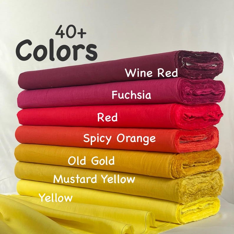 K&ouml;nnte beinhalten: Ein Stapel von Stoffballen in einem Farbverlauf, darunter Weinrot, Fuchsia, Rot, Spicy Orange, Altgold, Senfgelb und Gelb. Der Text 40+ Colors ist oben aufgedruckt, wobei Beschriftungen die jeweilige Farbe des Stoffes genau identifizieren.