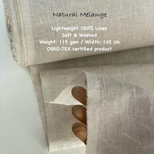 Puede incluir: Un rollo de tela de lino de color natural, etiquetado como "Natural Melange". La tela es ligera, 100% lino, suave y lavada. El ancho es de 145 cm. El texto tambi&eacute;n menciona que es un producto certificado OEKO-TEX.