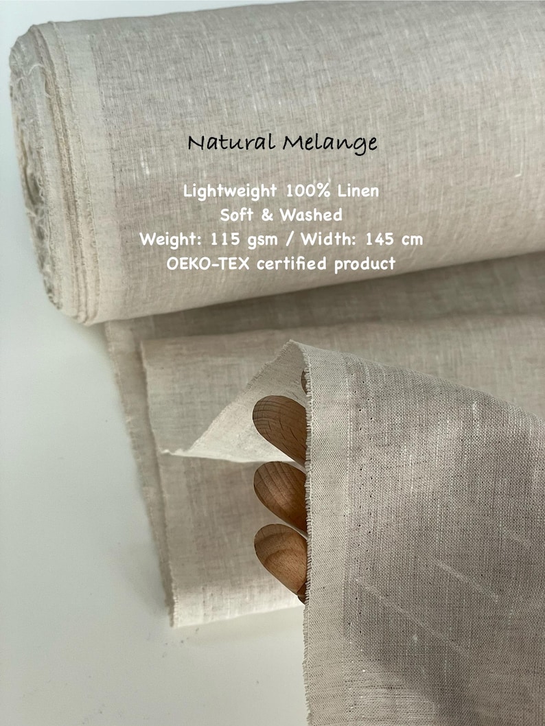 Puede incluir: Un rollo de tela de lino de color natural, etiquetado como "Natural Melange". La tela es ligera, 100% lino, suave y lavada. El ancho es de 145 cm. El texto tambi&eacute;n menciona que es un producto certificado OEKO-TEX.