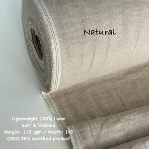 Puede incluir: Un rollo de tela de lino de color natural. El texto "Natural" est&aacute; impreso en la tela. La tela es ligera, suave y lavada. El peso es de 115 g/m&sup2;, y el ancho es de 145 cm. El producto est&aacute; certificado OEKO-TEX.