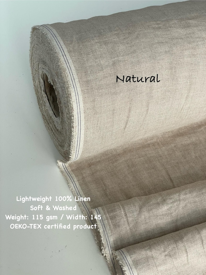 Puede incluir: Un rollo de tela de lino de color natural. El texto "Natural" est&aacute; impreso en la tela. La tela es ligera, suave y lavada. El peso es de 115 g/m&sup2;, y el ancho es de 145 cm. El producto est&aacute; certificado OEKO-TEX.